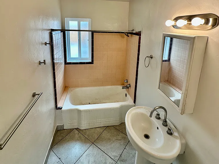 131 W Glenn St #2 — Photo 2