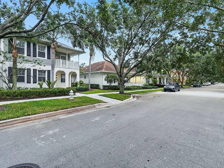 303 Caravelle Dr — Photo 2