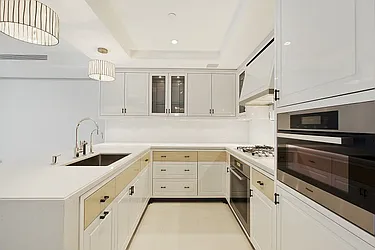 21 East 61st Street, #5C