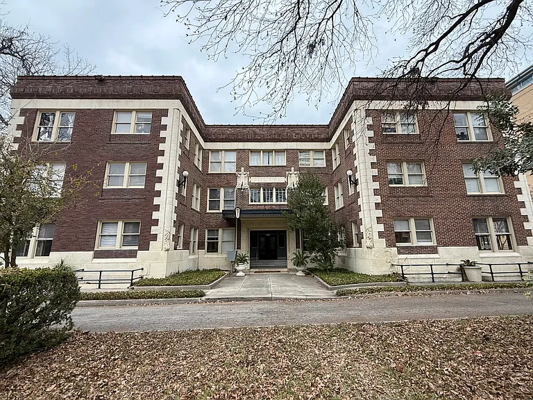 110 Auditorium Cir #21 — Photo 1
