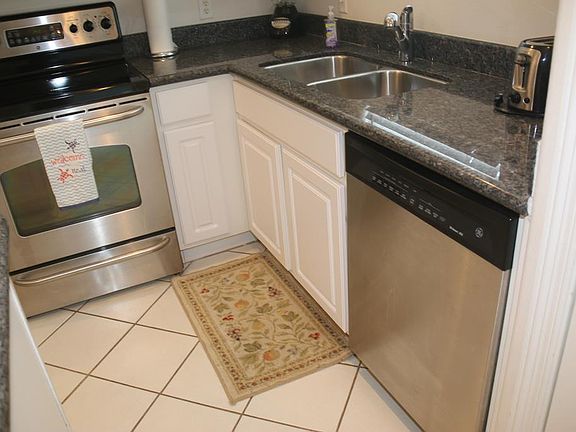 4th image of 8 Doral Dr