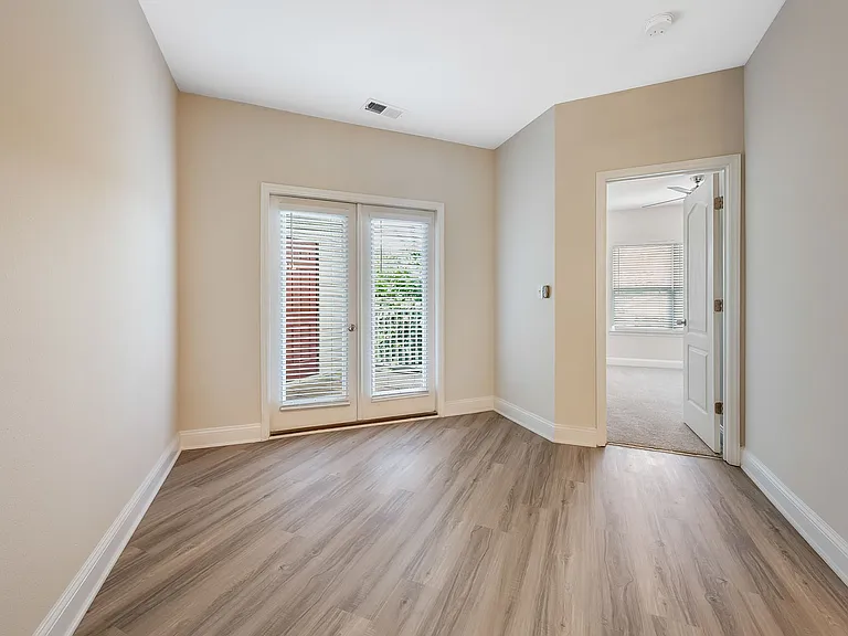 Ashbury Square Apartments — Photo 10