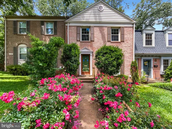 10388 Hampshire Green Ave, Fairfax, VA 22032