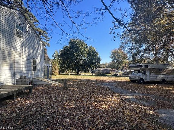 4th image of 115 Pinetree Dr