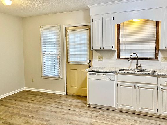 Eat-in kitchen area