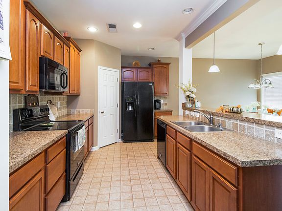 4th image of 216 Gleneagles Way