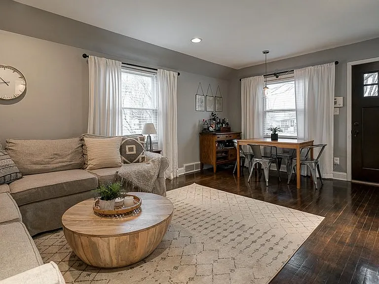 619 E Jeffrey Pl — Photo 4