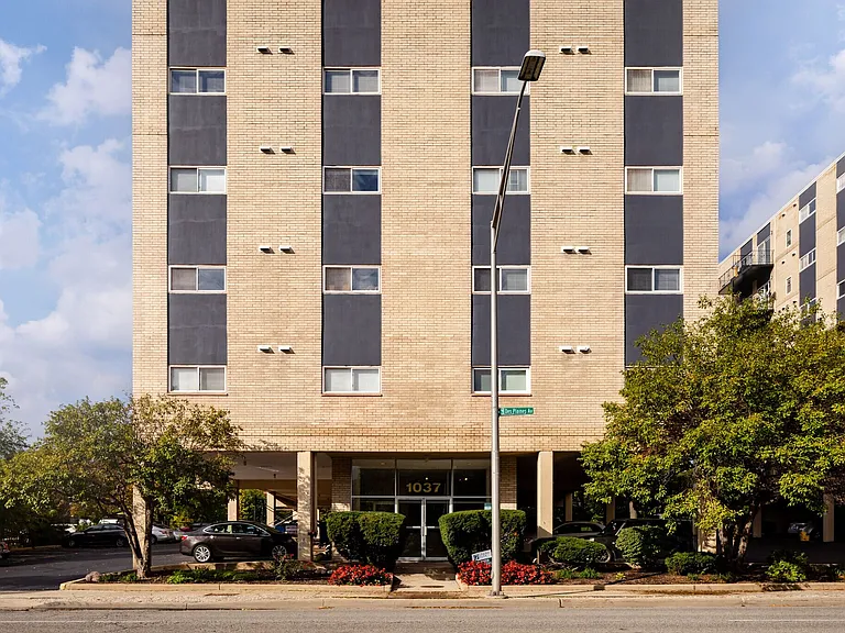 Grand Park Apartments — Photo 15