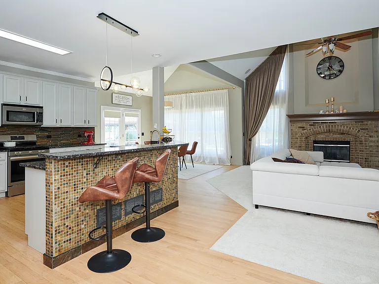 26300 W Chatham Dr — Photo 18