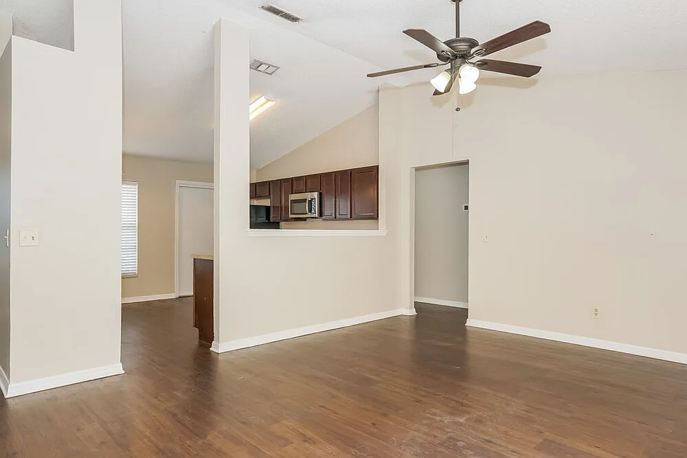 3 bed, 2.0 bath, 1627 sqft, $3,120 — Photo 3
