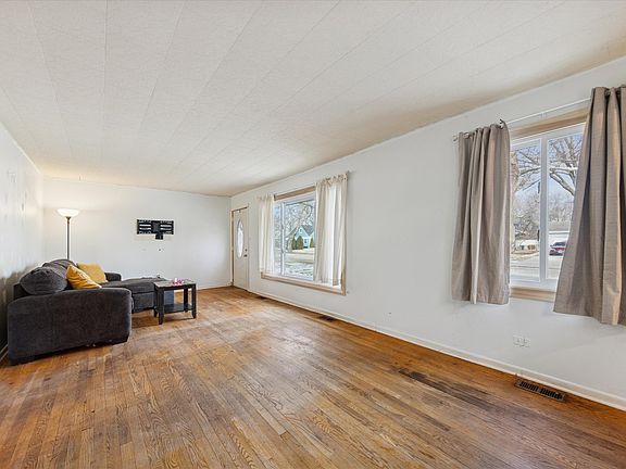 2nd image of 360 N Lincoln Ave