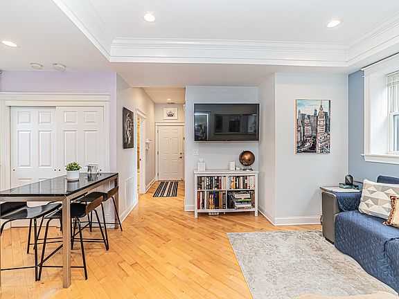 4th image of 867 N Mozart St APT 1R
