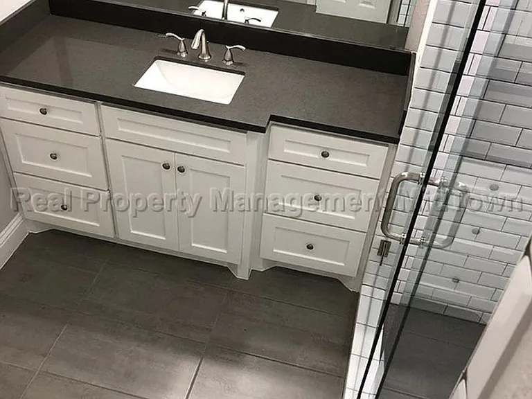 2325 Warwick Ave — Photo 23