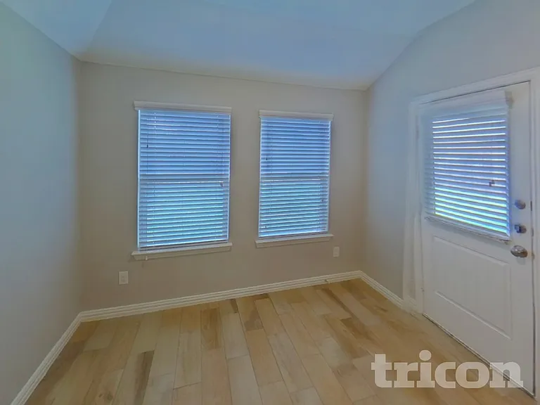 810 Silverbell St — Photo 4