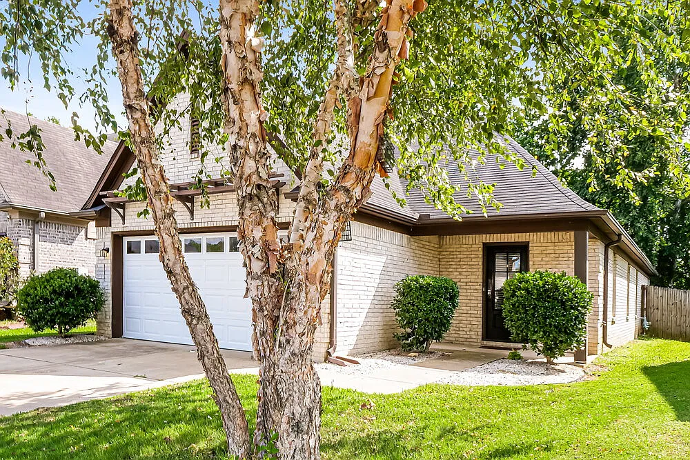 3 bed, 2.0 bath, 1551 sqft, $1,915 — Photo 3