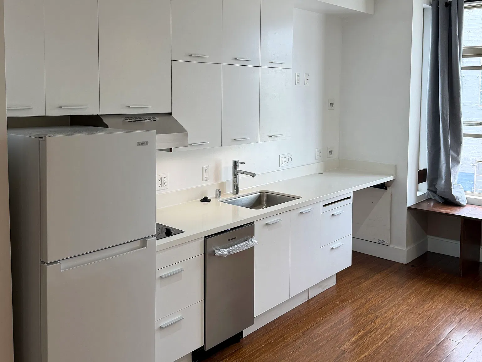 Studio, 295 sqft, $2,095 — Photo 3