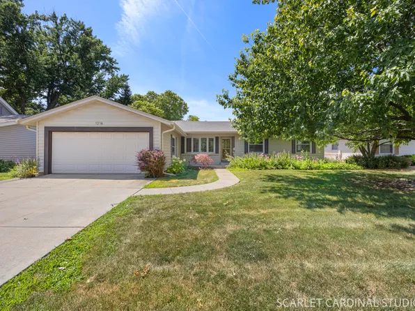 1216 Berkenshire Ln, Elk Grove Village, IL 60007
