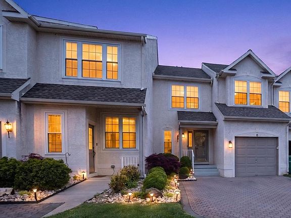 2nd image of 8 Heron Pointe Ct