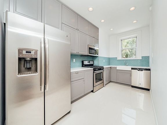 5th image of 330 Cornelia St #3