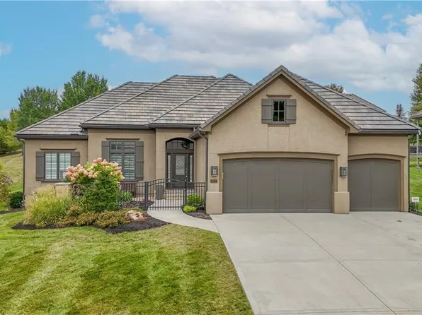 6310 Edgewater Dr, Parkville, MO 64152