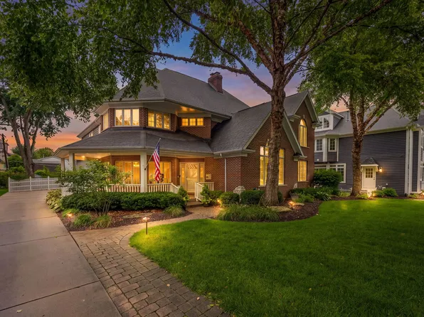 70 S Parkway Dr, Naperville, IL 60540