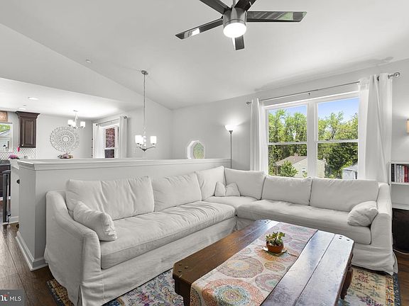 3rd image of 465 Carvel Beach Rd