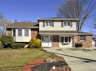 529 Narland Ln, North Babylon, NY 11703