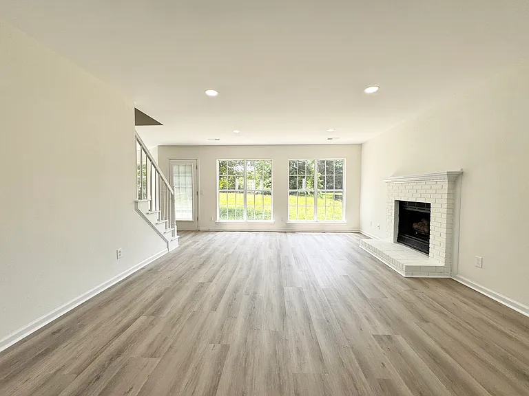 8413 Hirsch Dr — Photo 3