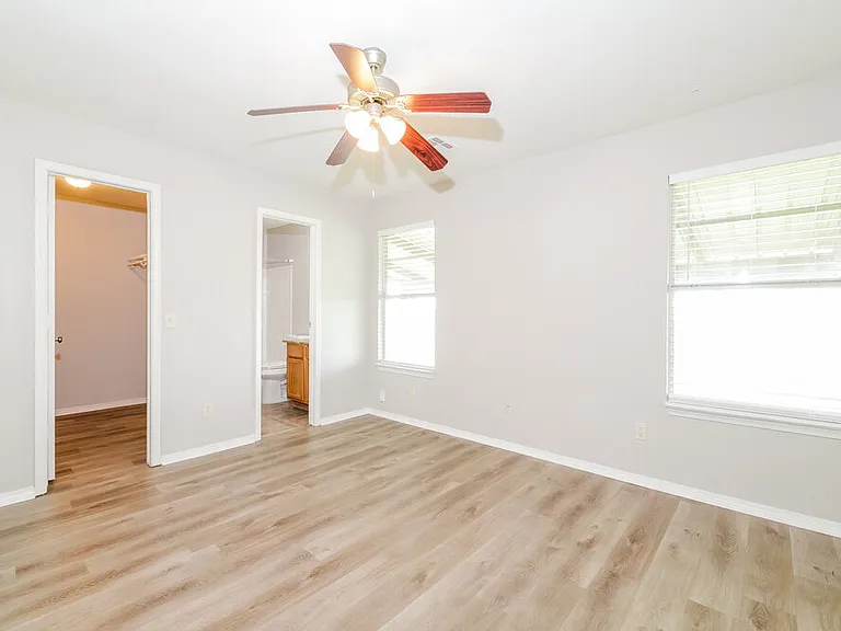 1101 Edinburg Dr — Photo 9