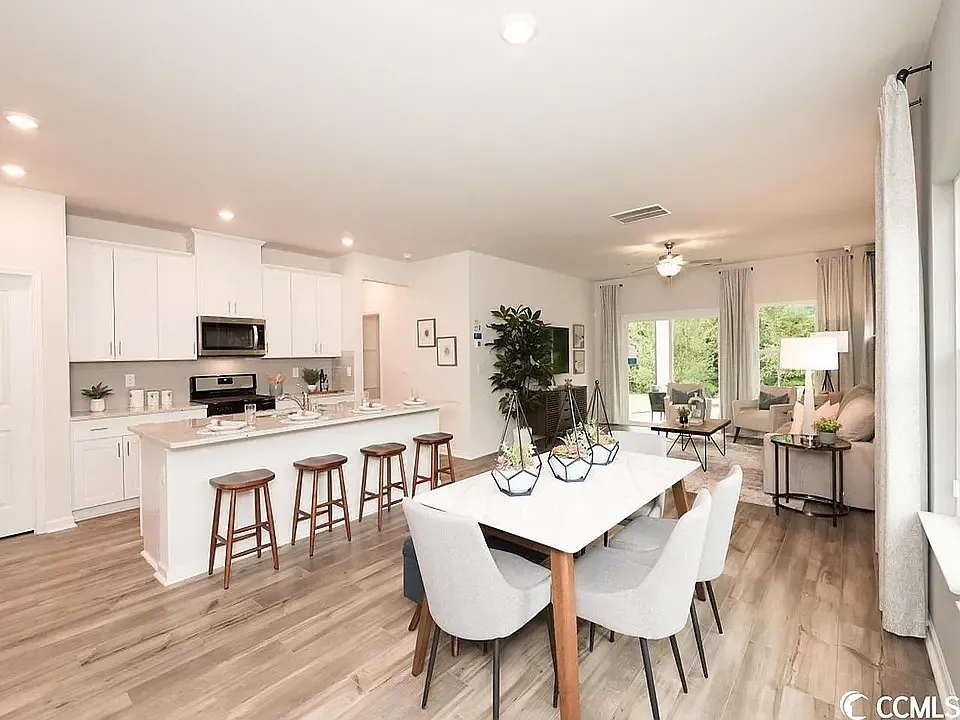 5 bed, 2352 sqft, $2,600 — Photo 2