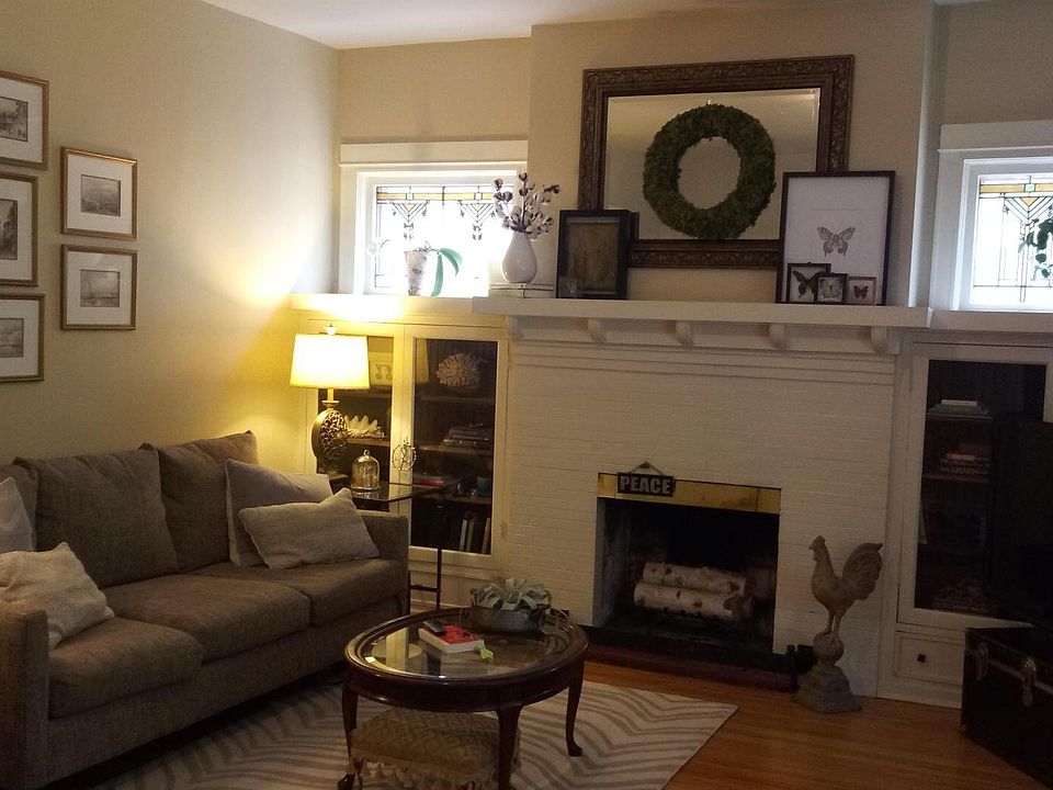 LIVING ROOM WITH WORKING FIREPLACE
