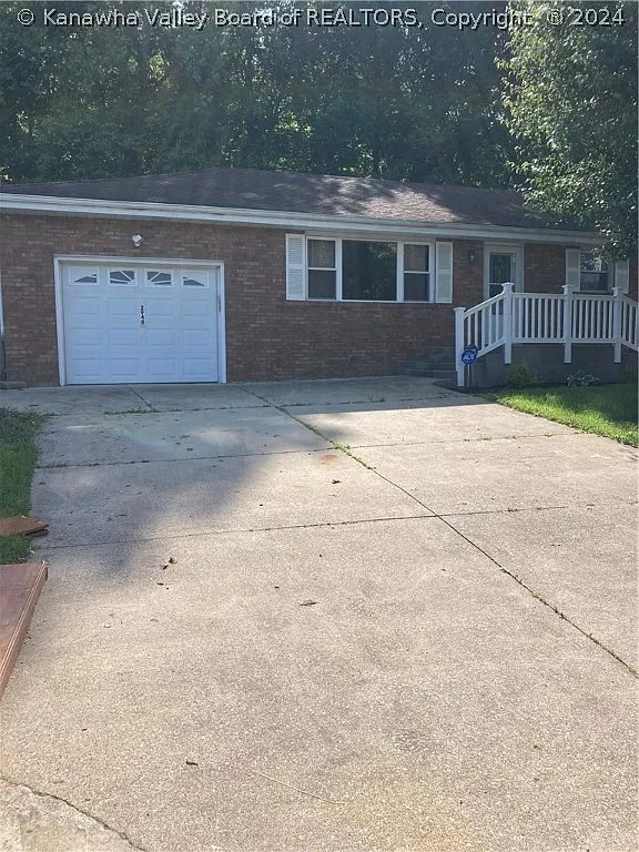 2948 Meadowbrook Dr photo 1