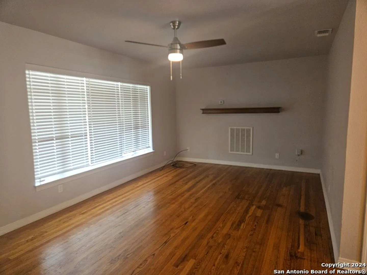 Updated 2 Bedroom w/ 1 Car Garage — Photo 3