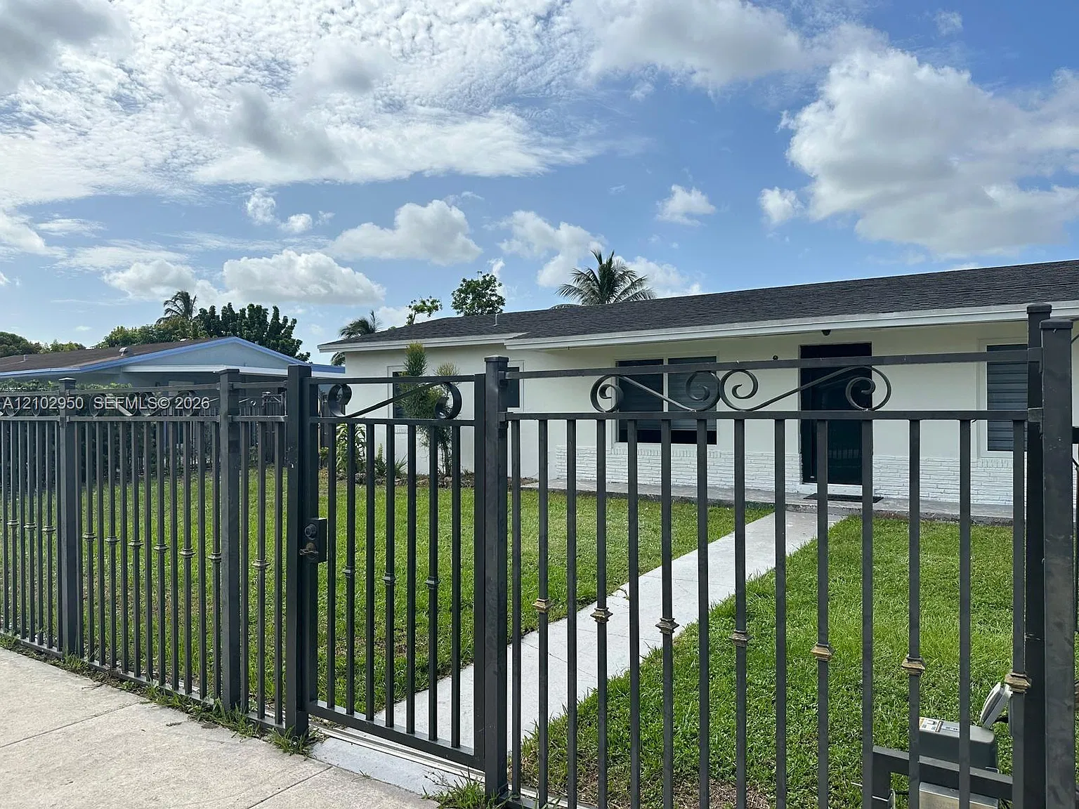 Carol City Gdens 1st Addn — Photo 1