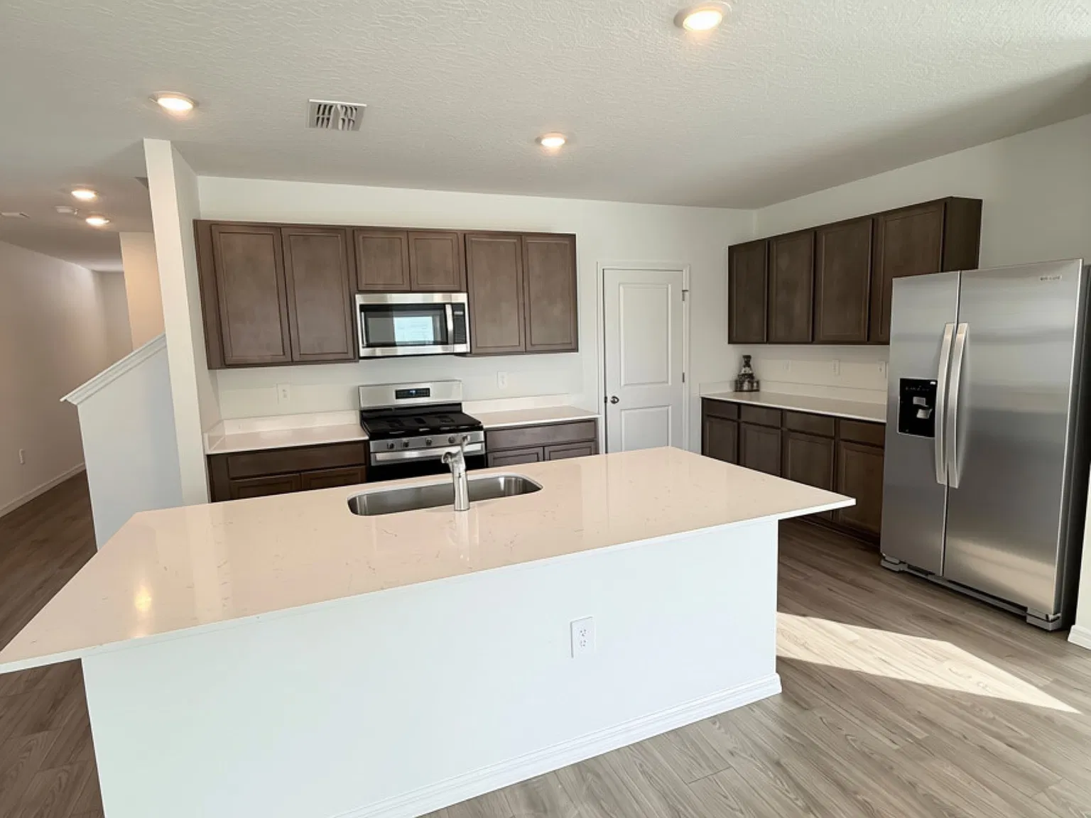 4 bed, 2305 sqft, $2,600 — Photo 4