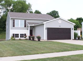 918 Green Meadows Dr, Middleville, MI 49333