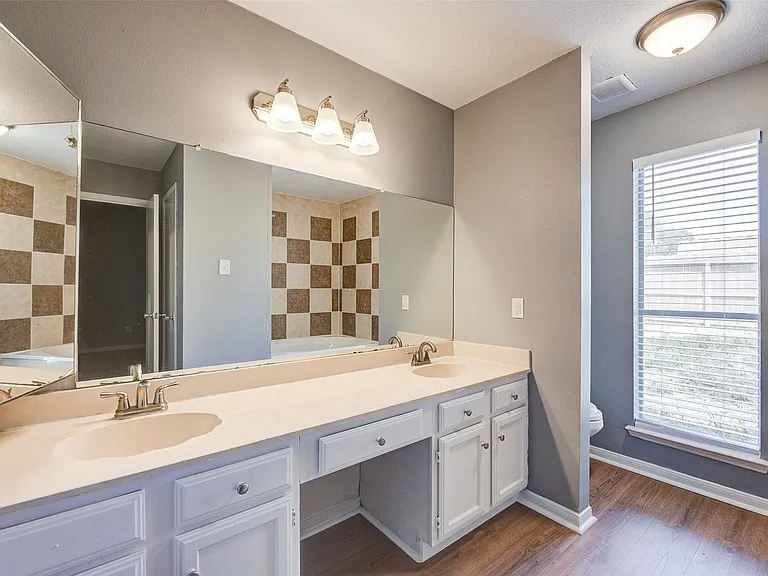 11602 Lennington Ln — Photo 17