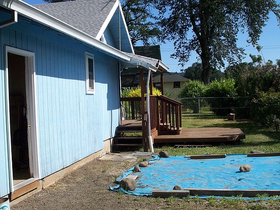 Pool ready - The tarp keeps the pool sand clean.