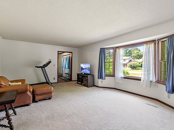 4th image of 665 S Greenbrook Cir