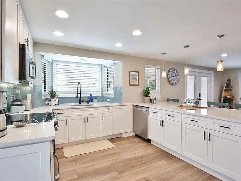 211 Island Cir — Photo 9