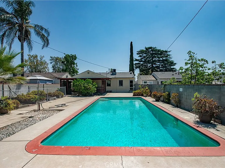 2121 N Screenland Dr — Photo 23