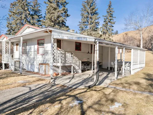 332 S 3rd St W, Cochrane, AB T4C 1Z6