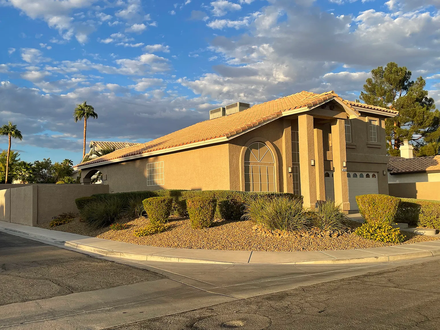 3 bed, 2.5 bath, 1907 sqft, $2,600 — Photo 2