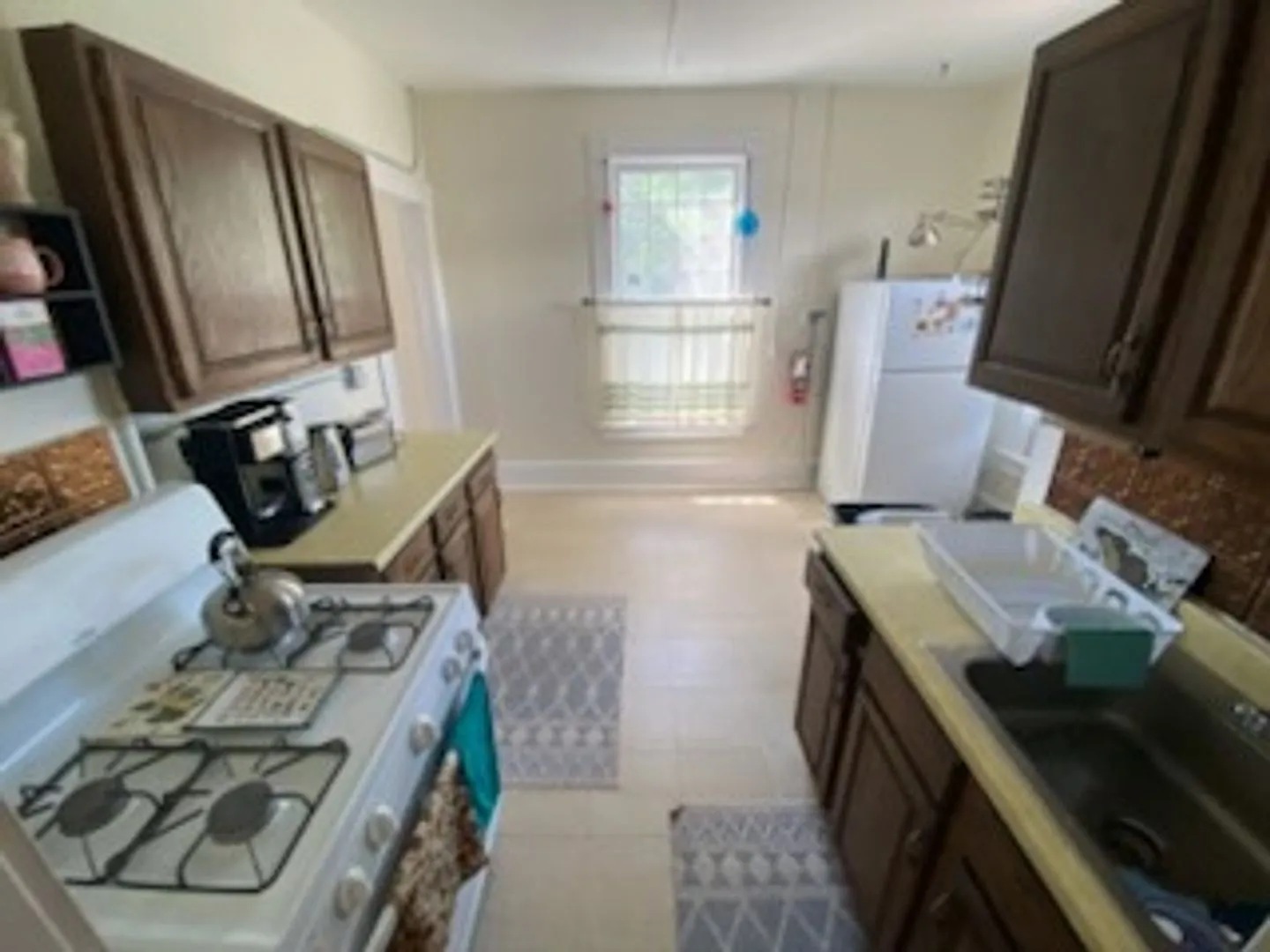 Unique 2-bedroom, 1-bath apartment located on the upper level of a charming Victorian home — Photo 2