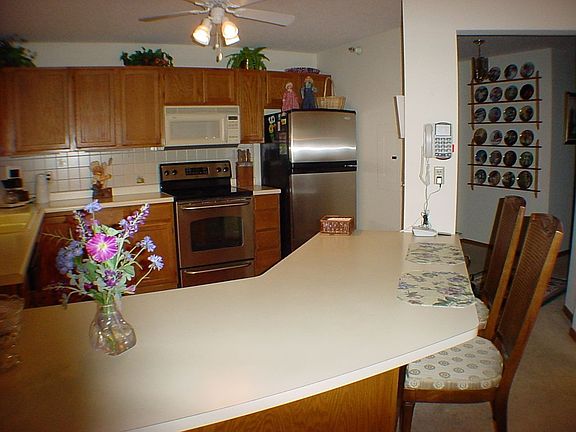 Kitchen w/ breakfast bar