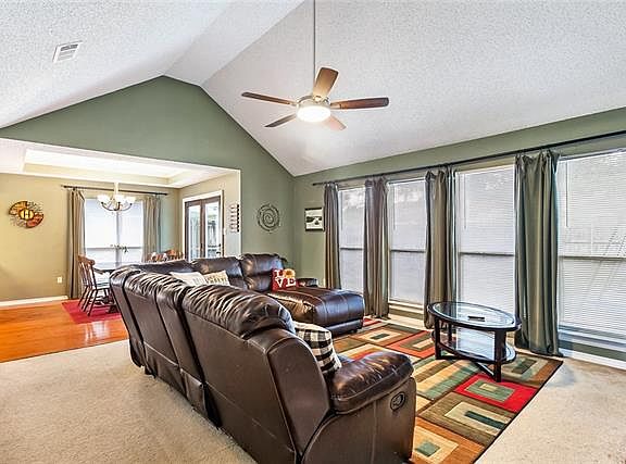 3rd image of 815 N Lake Caddo Ct