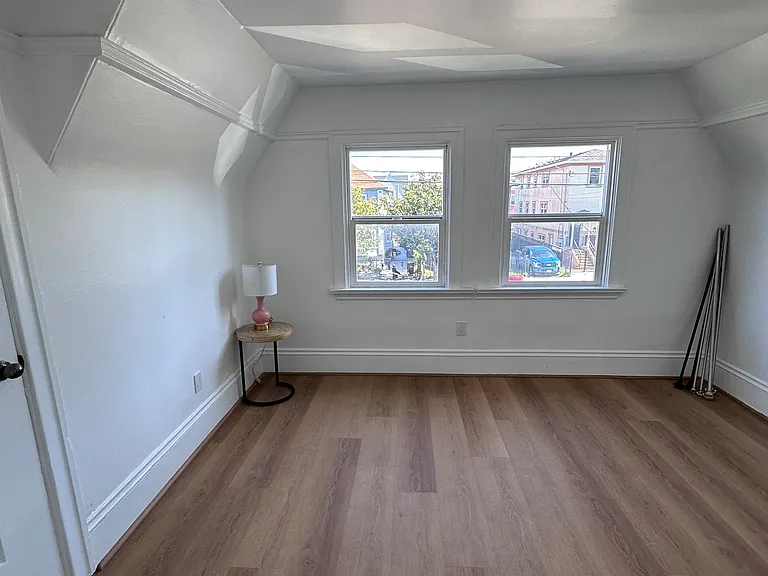 679 31st St #B — Photo 31