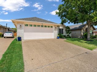 210 Bluebonnet Ln, Waxahachie, TX 75165