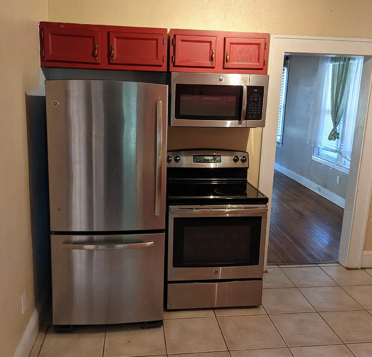 3 bed, 1.0 bath, 1235 sqft, $1,595 — Photo 2