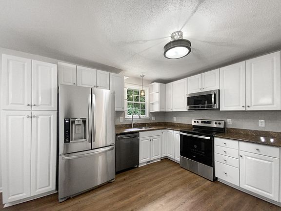 4th image of 407 Warren Cir